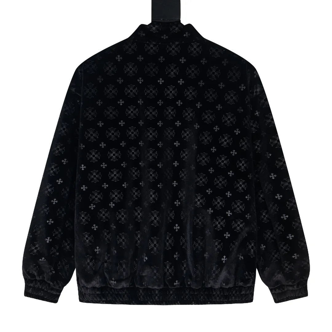 P390 Model No. Y655 Chromehearts/Chrome Hearts Dark Pattern Baseball Jacket Channel Boutique The most popular baseball jacket among fashionable men and fashionable women. There are versions at all levels in the market (you must compare the details). The most powerful quality control has been producing and researching baseball uniforms for 7 years. The details are exquisite. With it, you are the most beautiful boy in the world. The paint-coated full-face four-button buckle (button with LOGO), the average weight of the fabric is nearly 900 grams, and it is made of wool + eyeliner blended, custom-woven and dyed wool with high color fastness. The lining is made of silky and delicate cupro fiber! The texture is thick, the color is more uniform and beautiful, and the sharp edges and corners are full of three-dimensionality, showing laziness, casualness, and youthful vitality! size：M-XXL